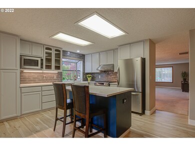 Kitchen-Breakfast Bar