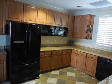 Lots of cabinet space in kitchen, double door refr