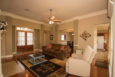 5crestcircleLiving Room