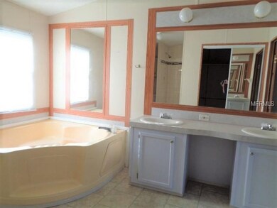 Master bathroom, garden tube and double sinks
