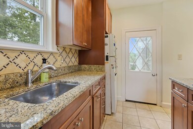 2627 E Side Dr, Alexandria, VA 22306 - photo 5