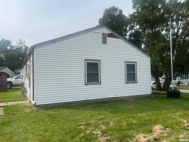 7425 N Oak St, Davenport, IA 52806 - photo 4