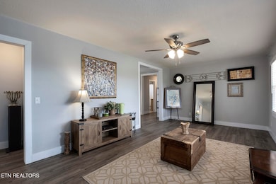 06_EWalnutStreet_350_Living01
