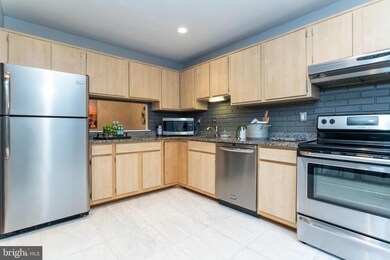 120 Roberts Ln unit 100, Alexandria, VA 22314 - photo 3