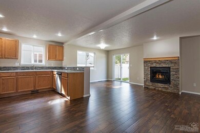 2215 SW 22nd St, Redmond, OR 97756 - photo 2