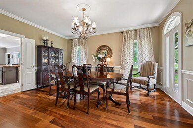 CLASSIC FORMAL DINING ROOM