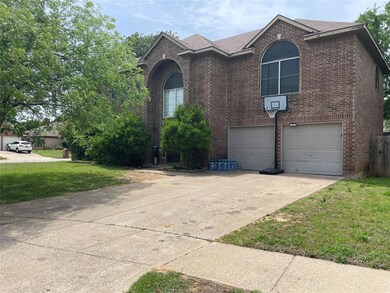 401 Parkview Ct, Hurst, TX 76053 - photo 2