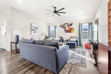 1243 E San Antonio St, Broken Arrow, OK 74012 - photo 4