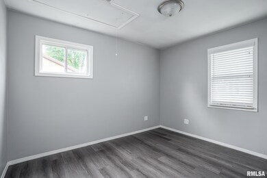 2811 W 70th St, Davenport, IA 52806 - photo 7