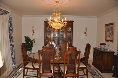 Dining room measures 15x13