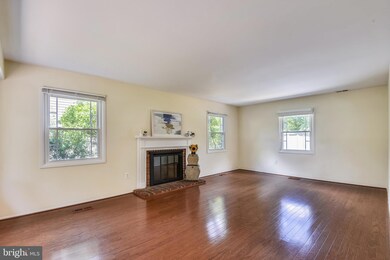 13124 Mercury Ln, Fairfax, VA 22033 - photo 2