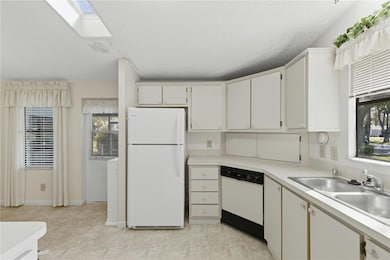 725 Camelia Ct, Lady Lake, FL 32159 - photo 5