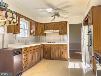 415 Windsor Dr, Gibbstown, NJ 08027 - photo 2