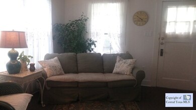 762 N Bauer St, Seguin, TX 78155 - photo 2