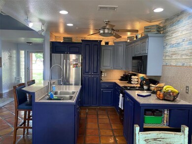 1301 S Howeth St, Gainesville, TX 76240 - photo 5