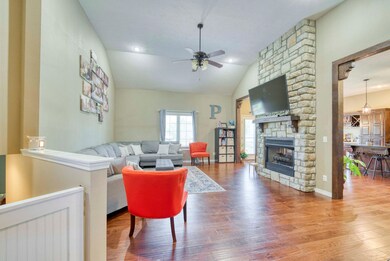 811 E Roubidoux St, Nixa, MO 65714 - photo 3