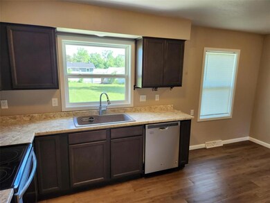 107 E Willman St, Hiawatha, IA 52233 - photo 2