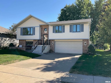 809 W Spring St, Eldridge, IA 52748 - photo 2