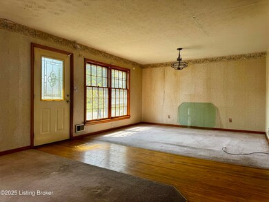 6105 Rocky Mountain Dr, Louisville, KY 40219 - photo 5