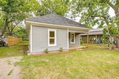 910 Sabine Ave, Cleburne, TX 76031 - photo 2