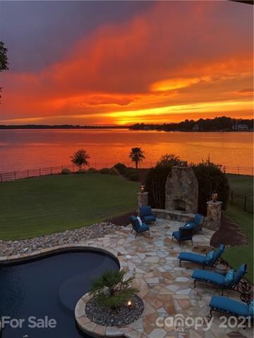 Spectacular sunsets from this magnificent point lo