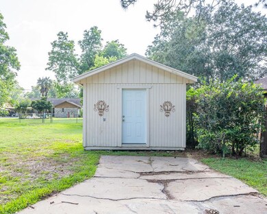 210 San Bernard St, Bay City, TX 77414 - photo 5