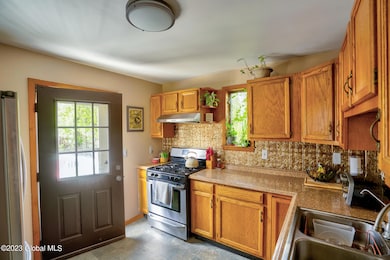 11 Hudson Ave W, Rensselaer, NY 12144 - photo 6