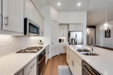 SS Appliances with Gas Cooktop!