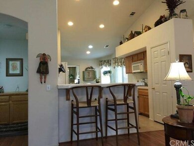 Great Kitchen!! Light and Bright with Bar for bars