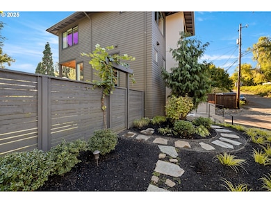 200 SW Carson St, Portland, OR 97219 - photo 4