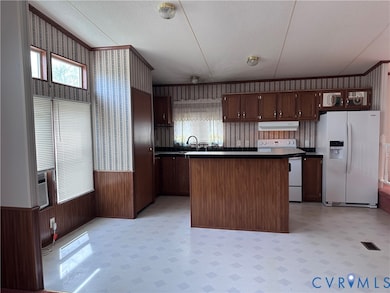 304 E Main St, Wakefield, VA 23888 - photo 6