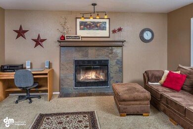 12100 Edgewater Circle-large-017-Firepla