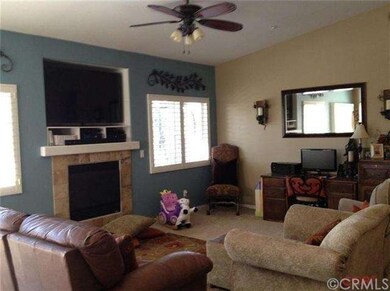 Gas jet fireplace, cathedral ceilings and ceiling 