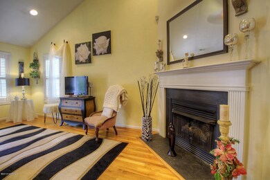 1960 Pinehurst Rd-large-007-18-Living Ro