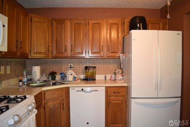 50 Taylor Dr unit 323, Franklin Park, NJ 08823 - photo 7