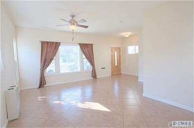 Living Area & Front Entry