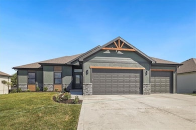 604 Blackhawke Dr, Smithville, MO 64089 - photo 2