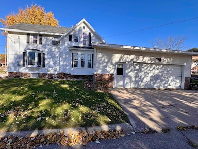 208 4th St SW, Waukon, IA 52172 - photo 4