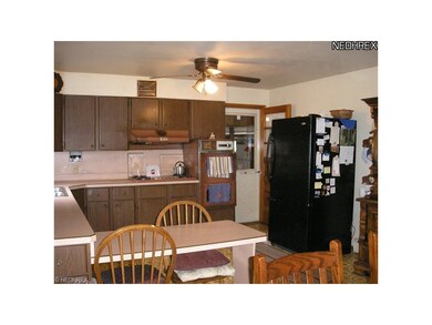 Kitchen w/ snack bar