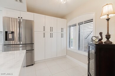 Lots of kitchen cabinets