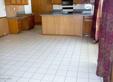 LARGE EATING AREA IN KITCHEN
