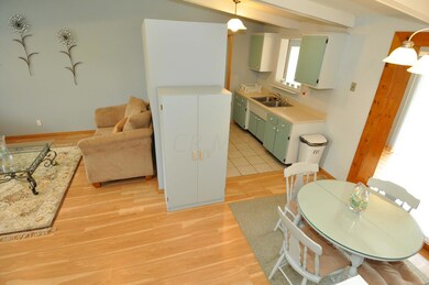 Great Rm w/ Cathedral Ceilings