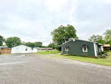 411 N Howey St, Chouteau, OK 74337 - photo 3