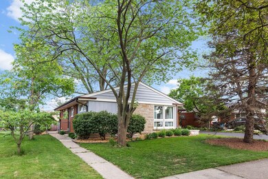 334 E Huntington Ln, Elmhurst, IL 60126 - photo 2