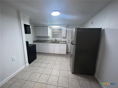 1013 Hackberry St unit B, San Marcos, TX 78666 - photo 3