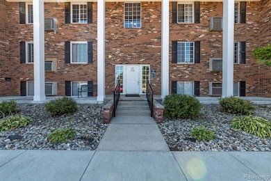 505 W Highland Rd, Howell, MI 48843 - photo 2