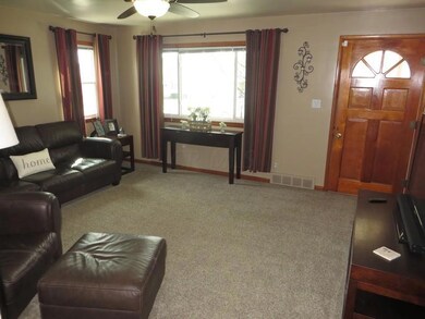 07 Spacious living room