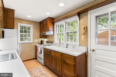 3904 Whispering Ln, Falls Church, VA 22041 - photo 5