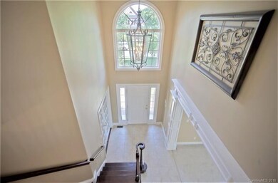 Dramatic 2 story foyer!