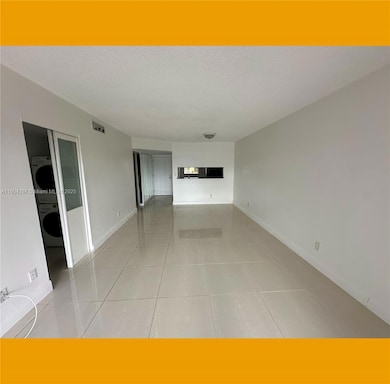 LIVING ROOM KTICHE VIEW ANGLE